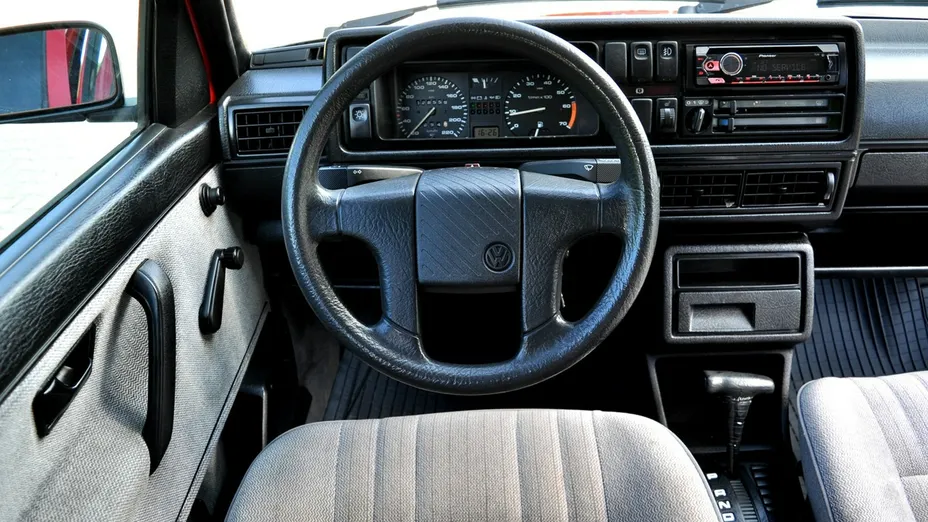 VOLKSWAGEN Golf -