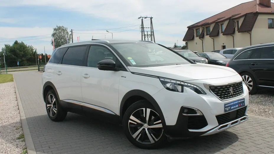 PEUGEOT 5008 -
