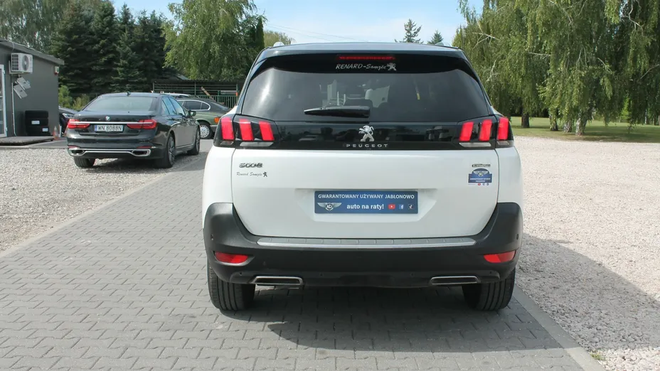 PEUGEOT 5008 -