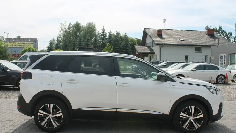 PEUGEOT 5008 -
