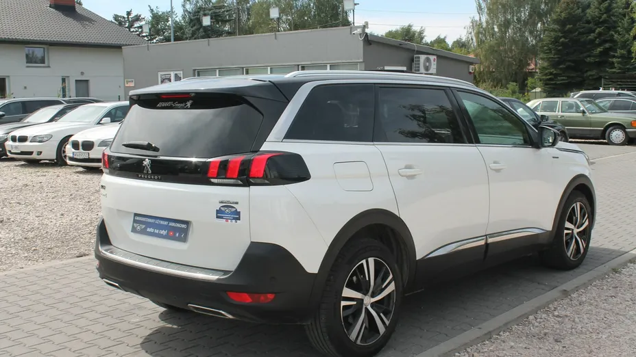 PEUGEOT 5008 -