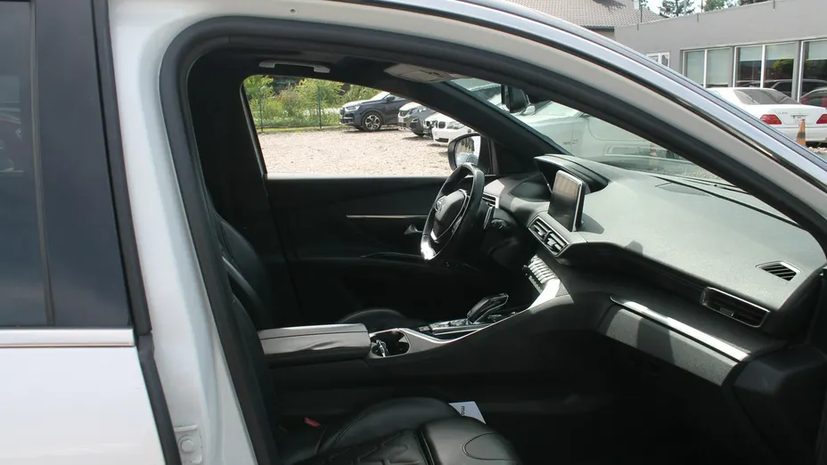 PEUGEOT 5008 -