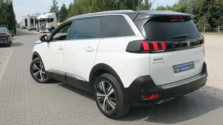 PEUGEOT 5008 -