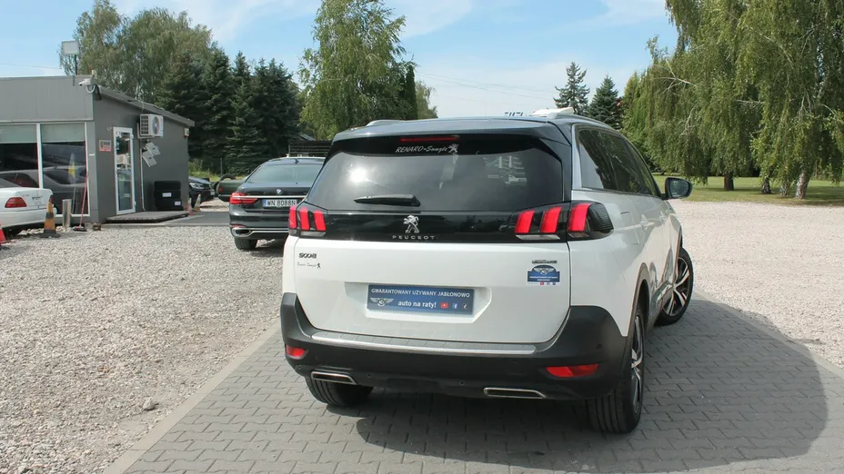 PEUGEOT 5008 -