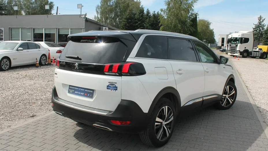 PEUGEOT 5008 -