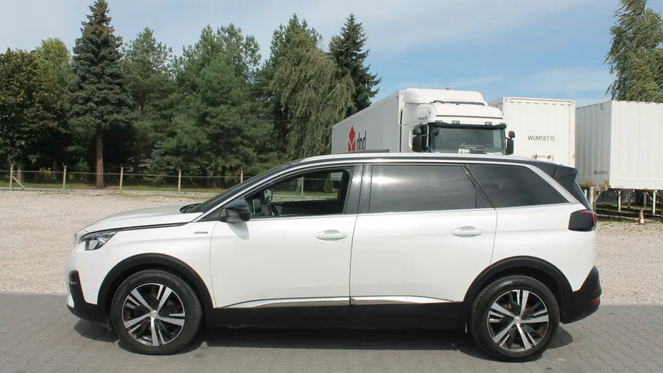 PEUGEOT 5008 -