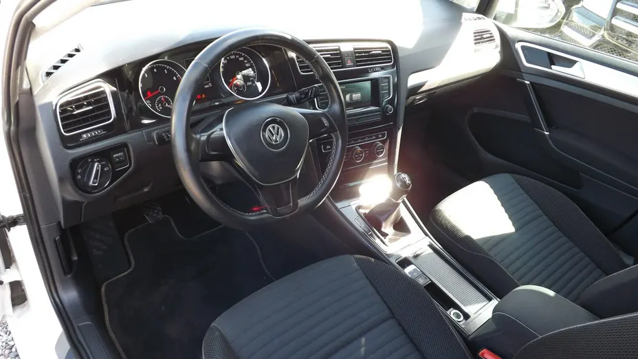 VOLKSWAGEN Golf -