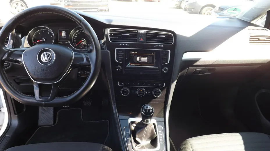 VOLKSWAGEN Golf -
