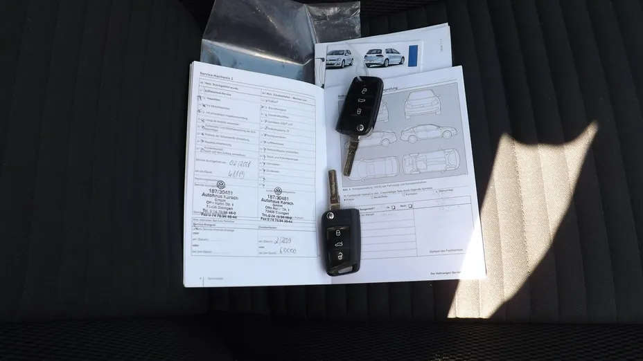 VOLKSWAGEN Golf -