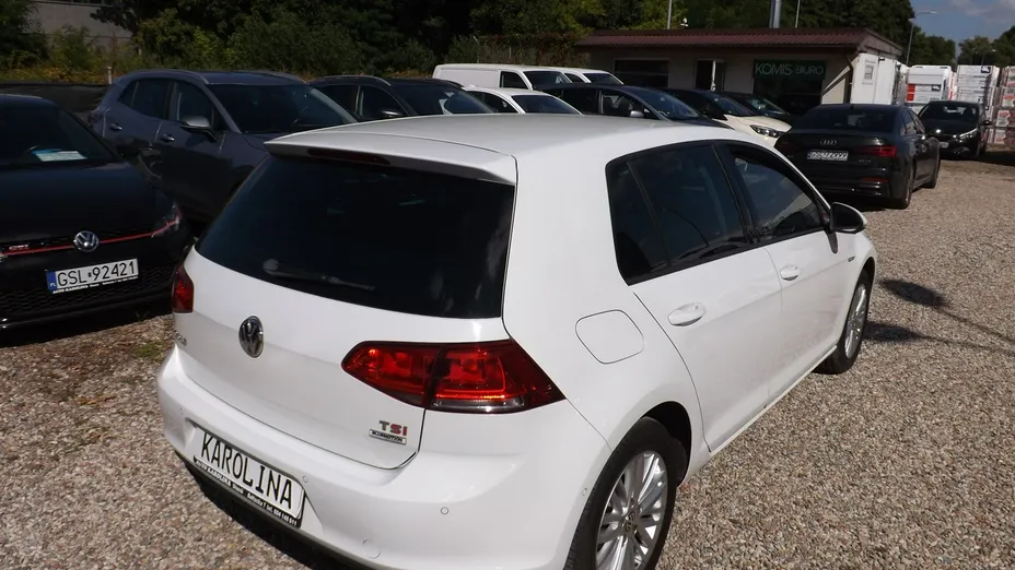 VOLKSWAGEN Golf -