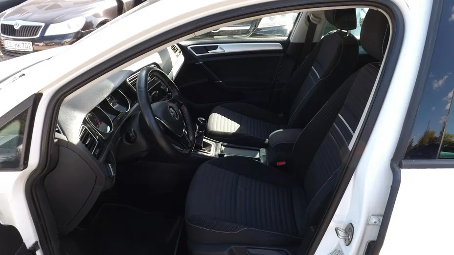 VOLKSWAGEN Golf -