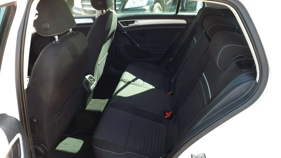 VOLKSWAGEN Golf -