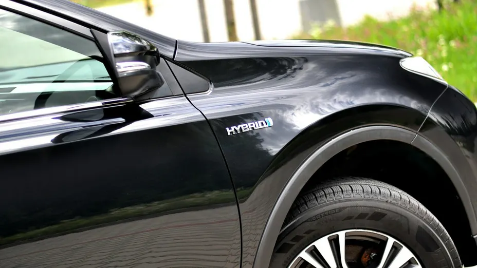 TOYOTA RAV4 -