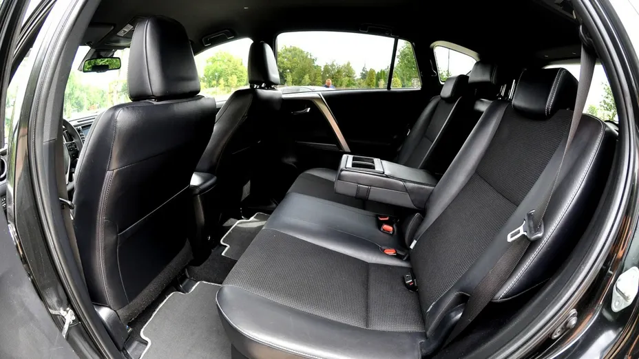 TOYOTA RAV4 -