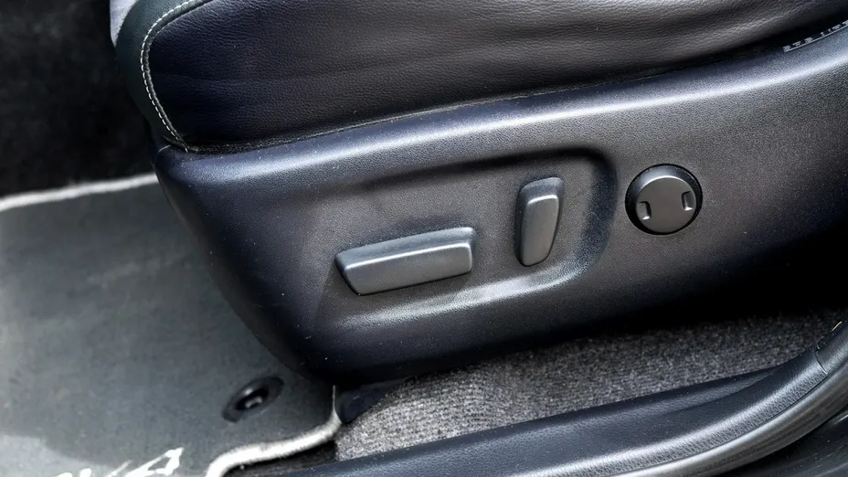 TOYOTA RAV4 -