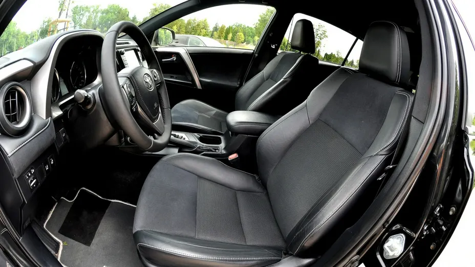 TOYOTA RAV4 -