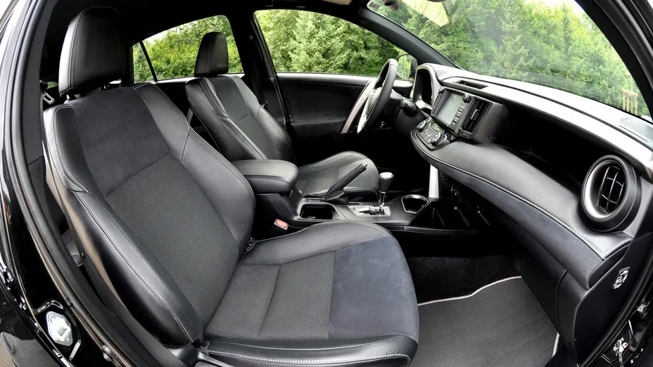TOYOTA RAV4 -