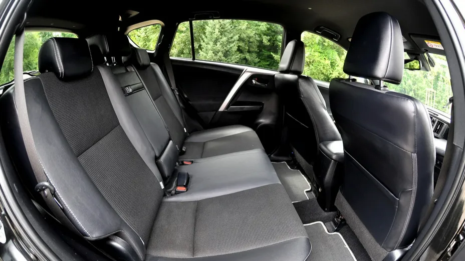 TOYOTA RAV4 -