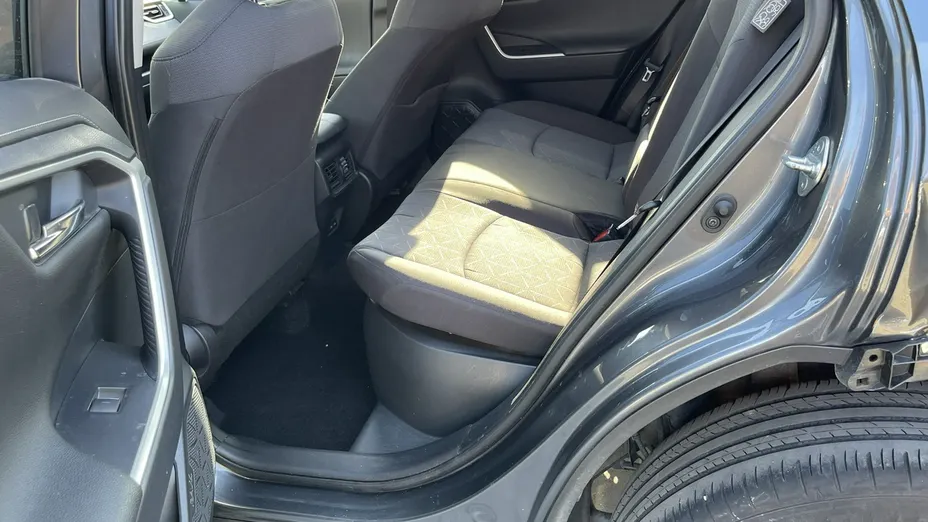 TOYOTA RAV4 -