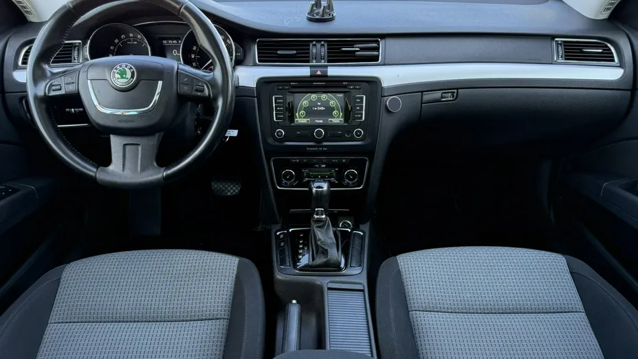 SKODA Superb -