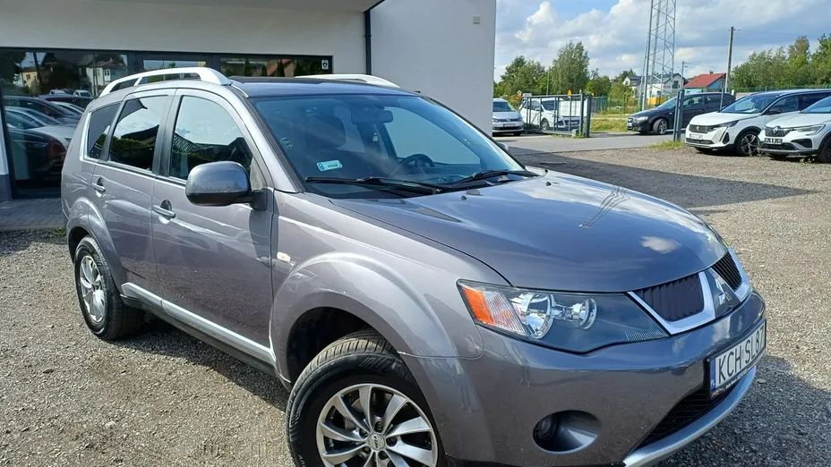 MITSUBISHI Outlander -
