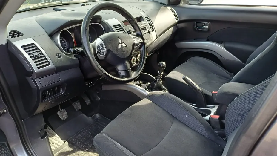 MITSUBISHI Outlander -