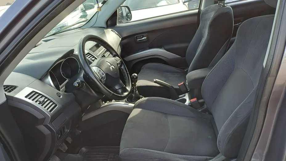 MITSUBISHI Outlander -