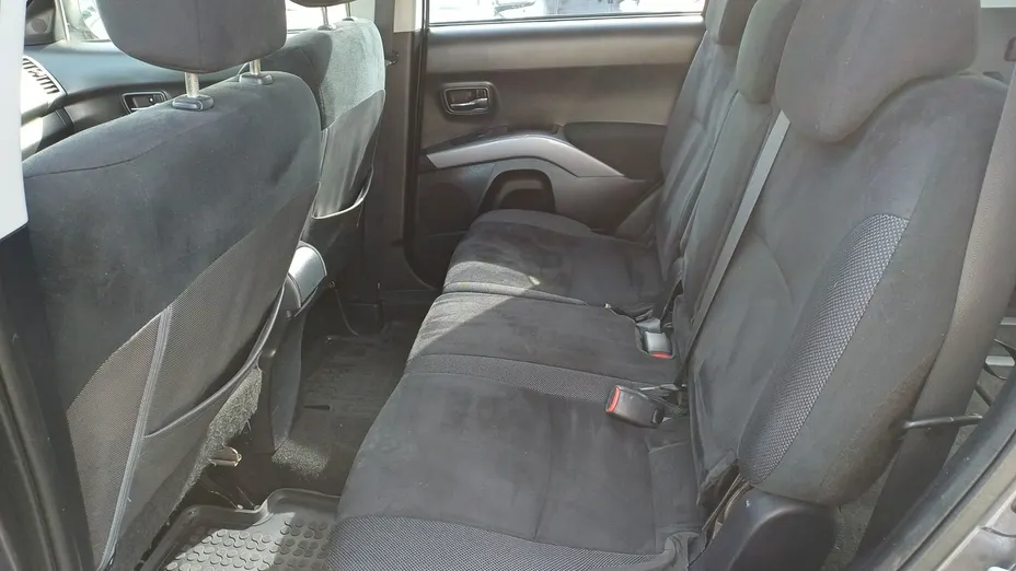 MITSUBISHI Outlander -