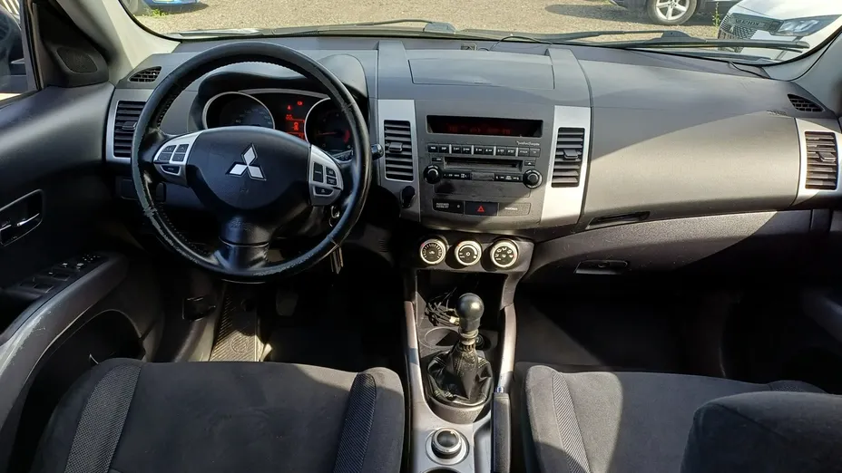 MITSUBISHI Outlander -