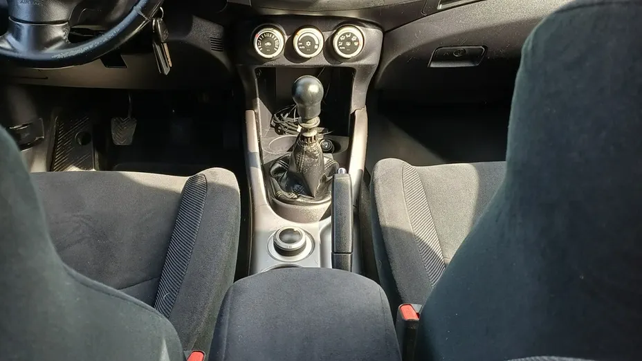 MITSUBISHI Outlander -
