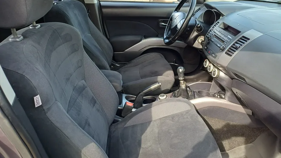 MITSUBISHI Outlander -
