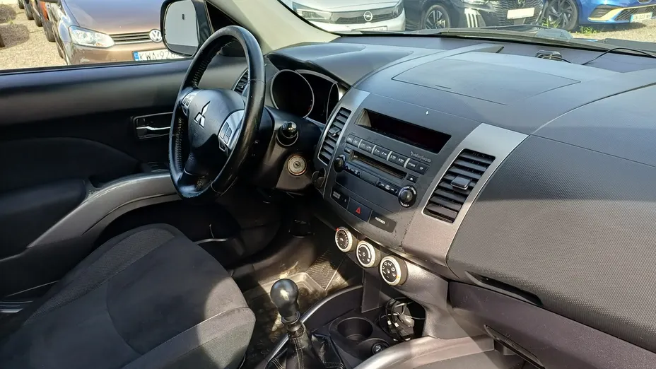 MITSUBISHI Outlander -