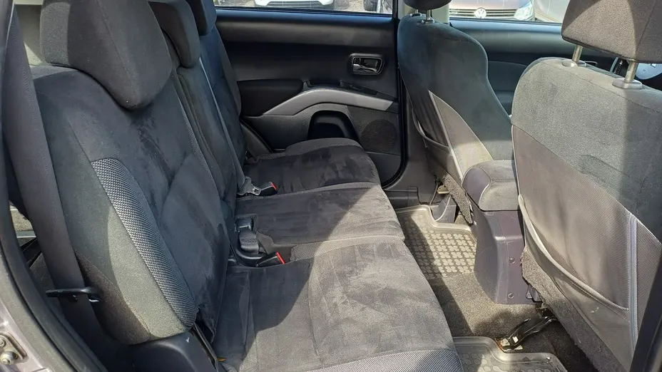 MITSUBISHI Outlander -