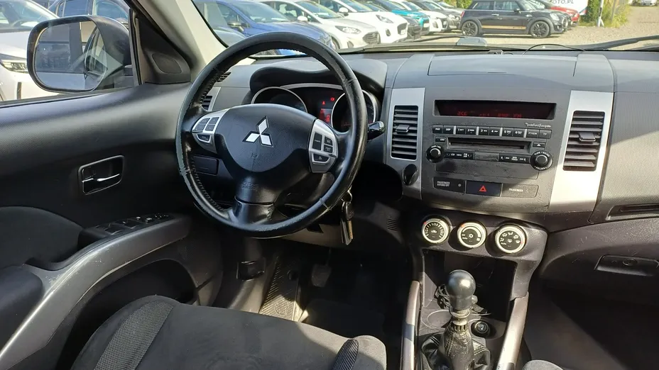 MITSUBISHI Outlander -
