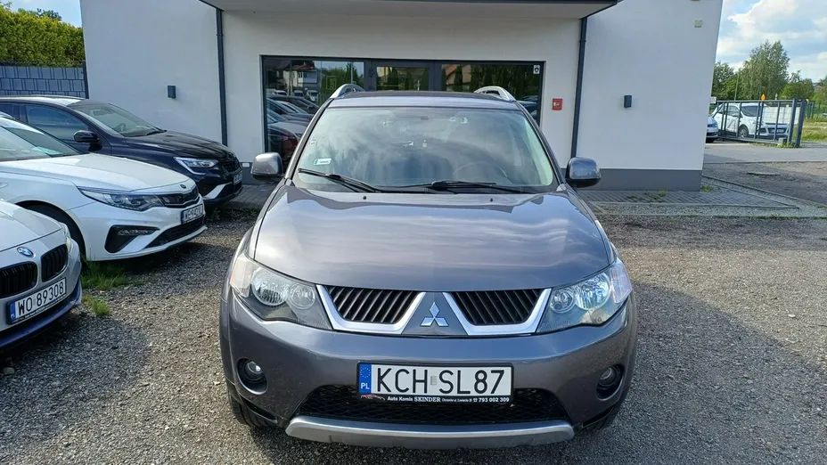 MITSUBISHI Outlander -