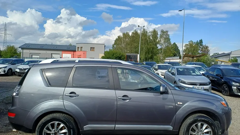 MITSUBISHI Outlander -