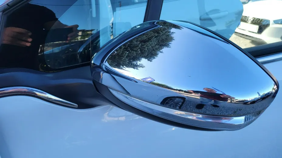 PEUGEOT 208 -