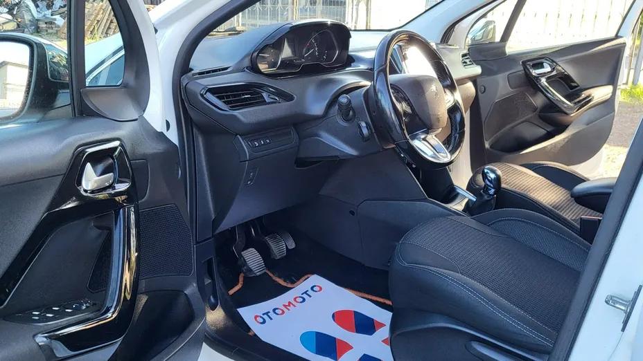 PEUGEOT 208 -