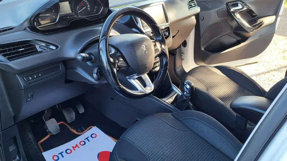 PEUGEOT 208 -