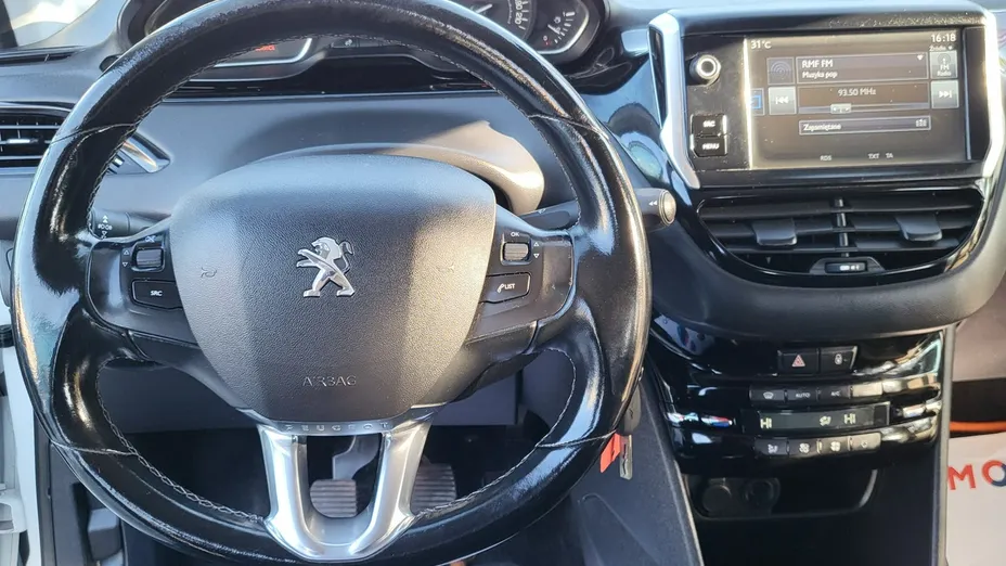 PEUGEOT 208 -