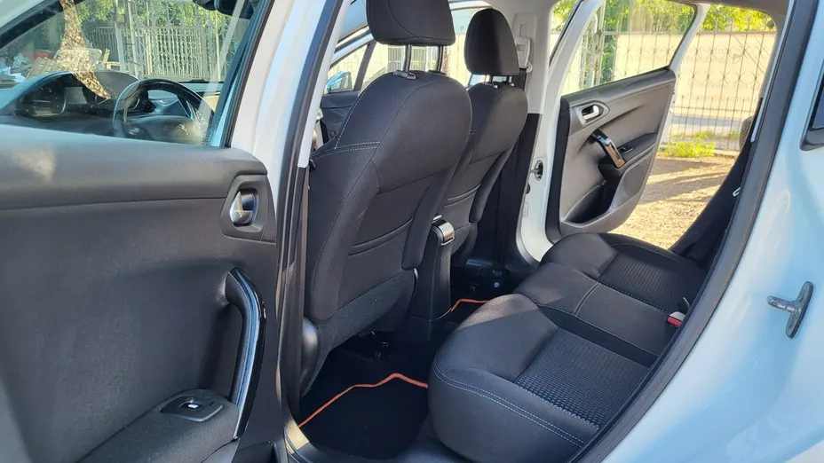 PEUGEOT 208 -