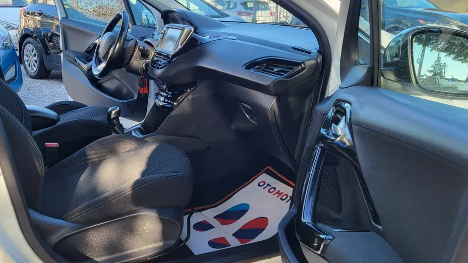 PEUGEOT 208 -
