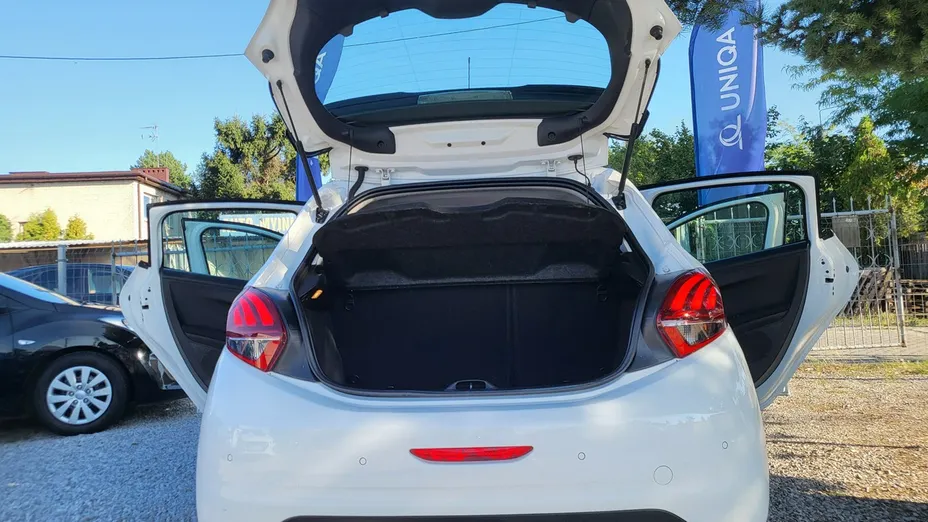 PEUGEOT 208 -
