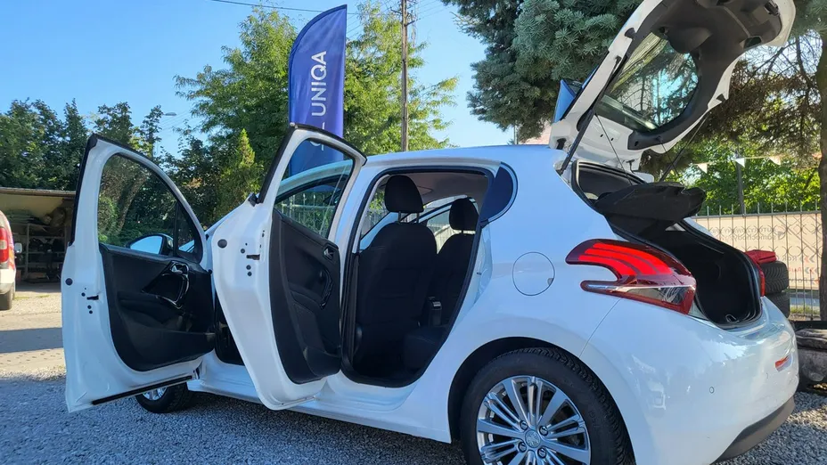 PEUGEOT 208 -