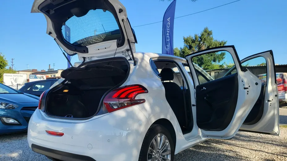 PEUGEOT 208 -