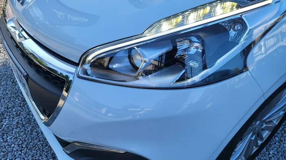 PEUGEOT 208 -