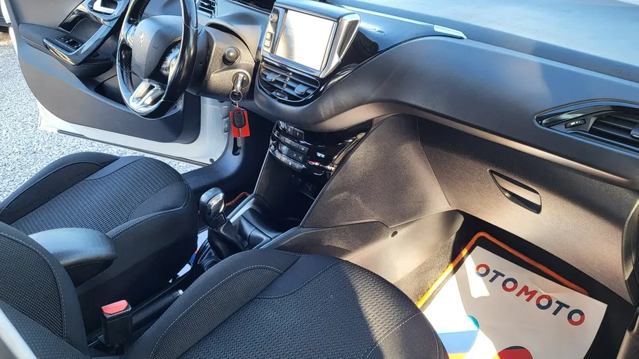 PEUGEOT 208 -