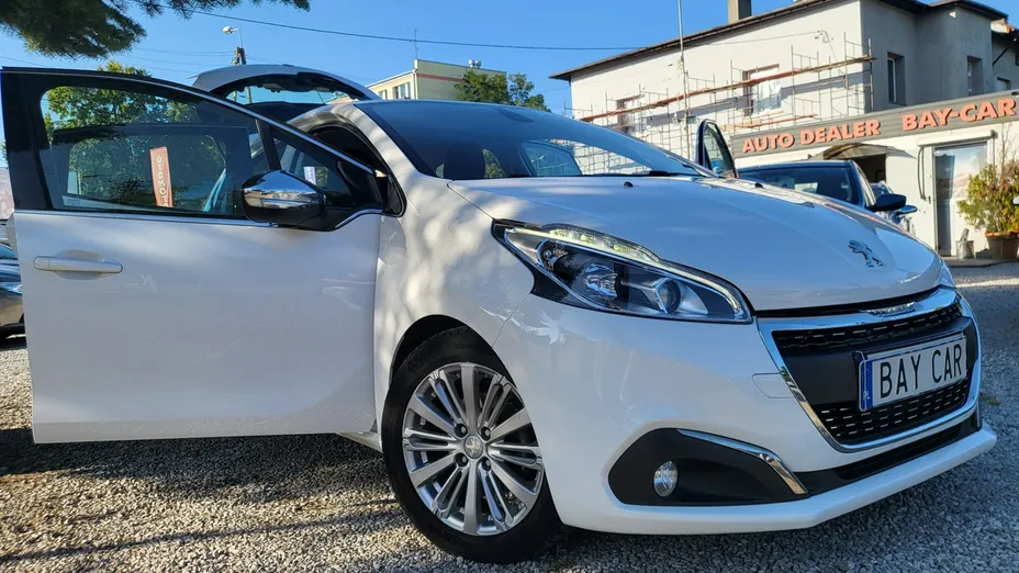 PEUGEOT 208 -