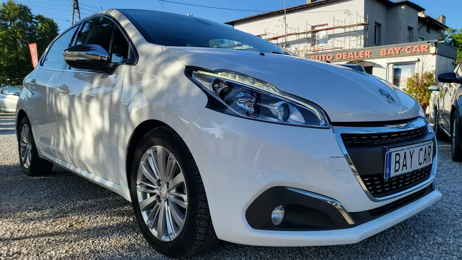 PEUGEOT 208 -