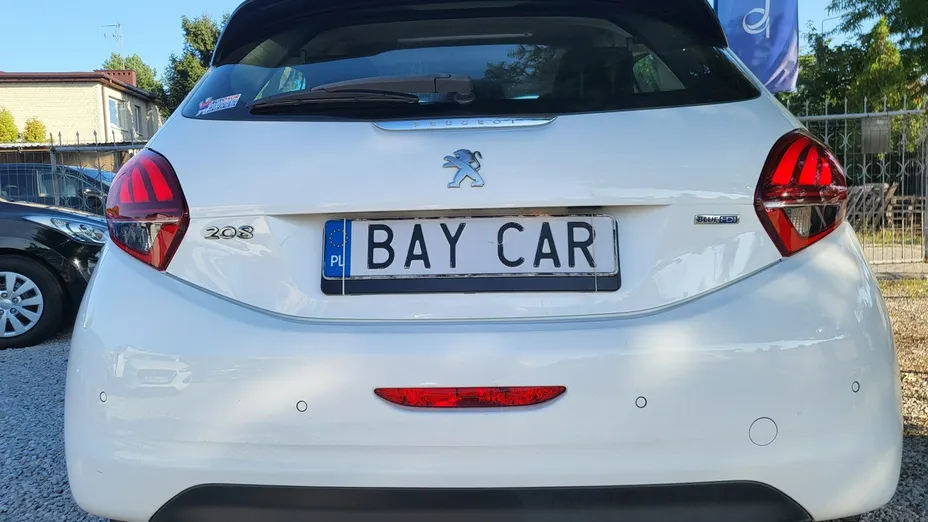 PEUGEOT 208 -